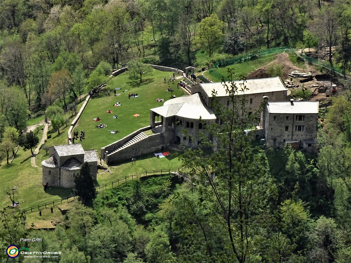 74 Vista dal sent. SEC 7 sull'Abbazia di San Pietro al Monte.JPG